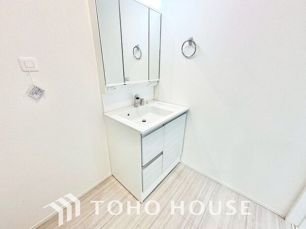 手で洗いたい大切な服など、広く使えると助かる洗面台は汚れの付きにくい形状と素材で造られております。