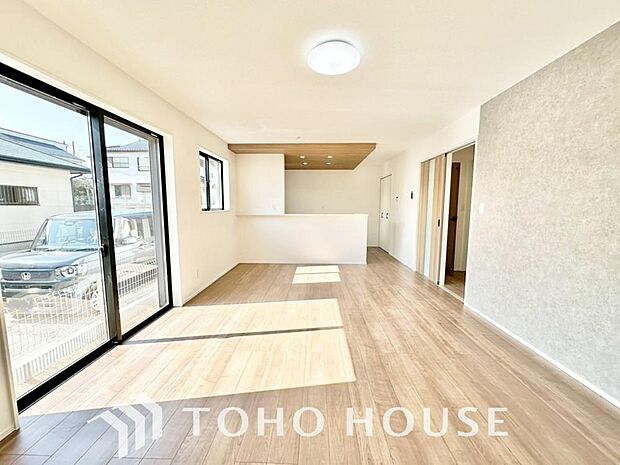 光が注がれる青い空から鮮やかに赤色にゆっくりと染まる。そんな優しい時間がここでは流れてゆく。