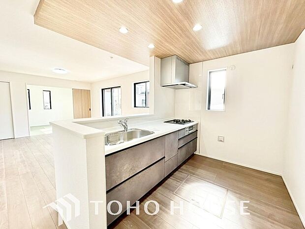 夫婦そろってキッチンに立っても調理がしやすく余裕の広さ。家事をしながら会話も弾みます。