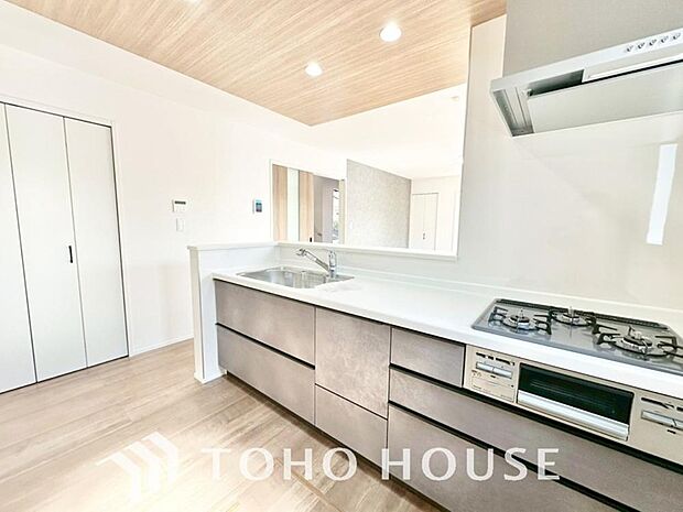 ご家族みんなで調理ができる位のスペースを実現したキッチン空間となっております。