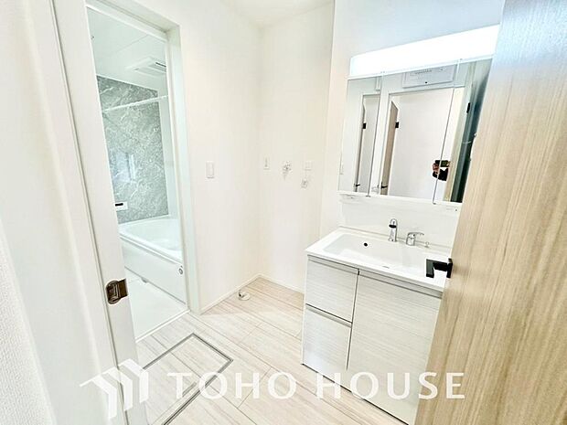 身だしなみのチェックがしやすい大きな鏡、下には収納がたっぷり。スッキリとした空間を演出いたします。