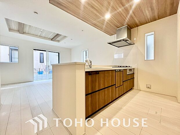 ご家族みんなで調理ができる位のスペースを実現したキッチン空間となっております。