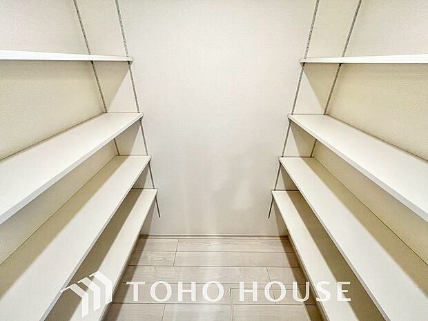 忙しい共働き世帯など、食品の買い置きや日用品のストックに大変便利なパントリー収納が備わってます。