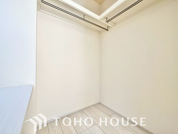 大容量のウォークインクローゼット。大きさ&広さの感覚が画像では伝わりづらいので是非現地をご覧下さい。