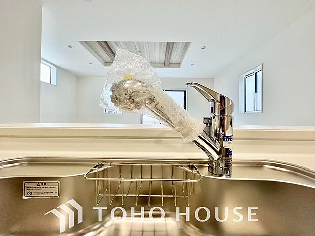 ワンタッチで浄水と原水を切り替えできる浄水器一体型水栓は水道水に含まれる有害物質を除去してくれます。