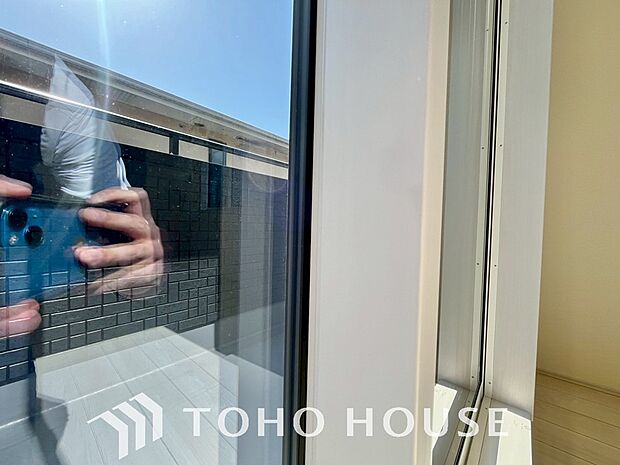 二層のガラスの間に空気層や特殊ガス層を作ることで断熱性能や結露防止効果を高めたサッシを装備してます。