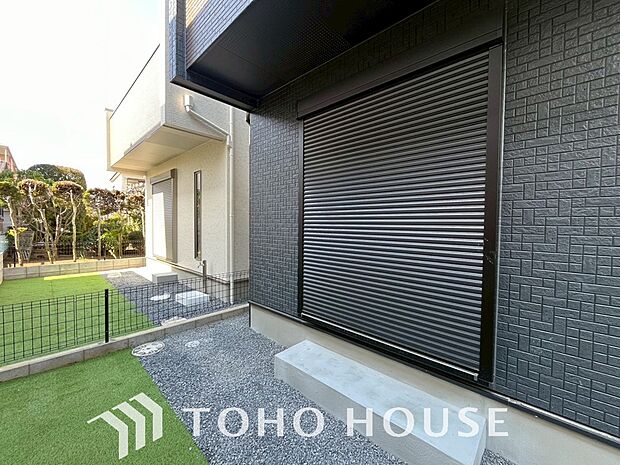 台風などの激しい雨風からお家を守るのはもちろん、空き巣対策などの防犯抑止や防音にも効果を発揮します。