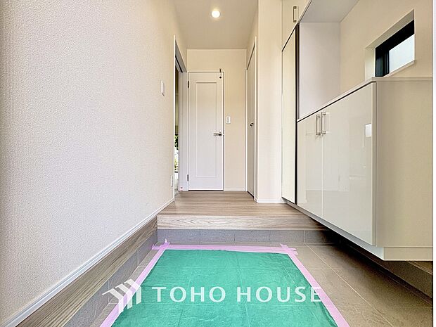 ゲストを招き、家族を迎える玄関は、ディスプレイや照明にこだわってみてはいかがでしょうか。