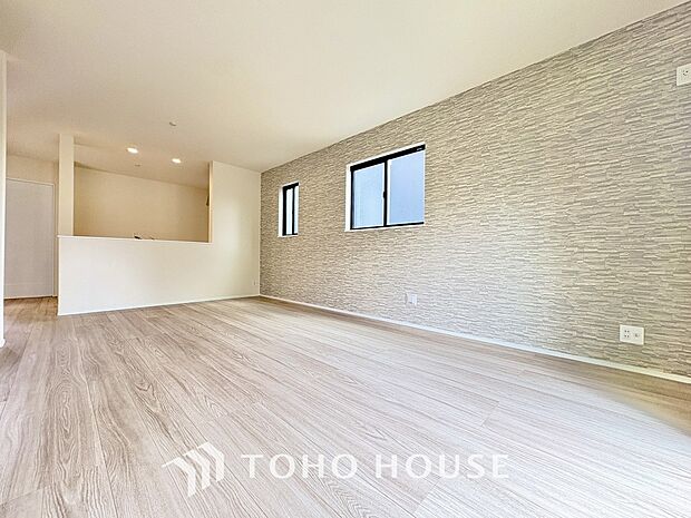 リビングも広く設け、訪れる人々を暖かく迎えてくれます。