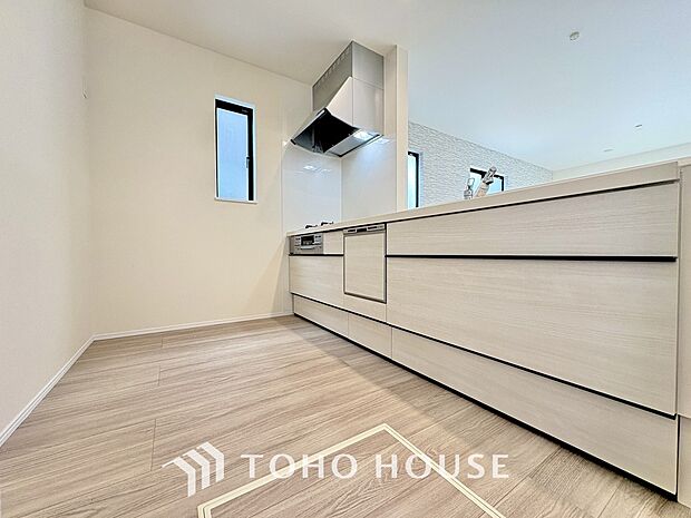 キッチンの収納は、デッドスペースになりやすい箇所を有効活用できる、スライド式収納を採用しました。