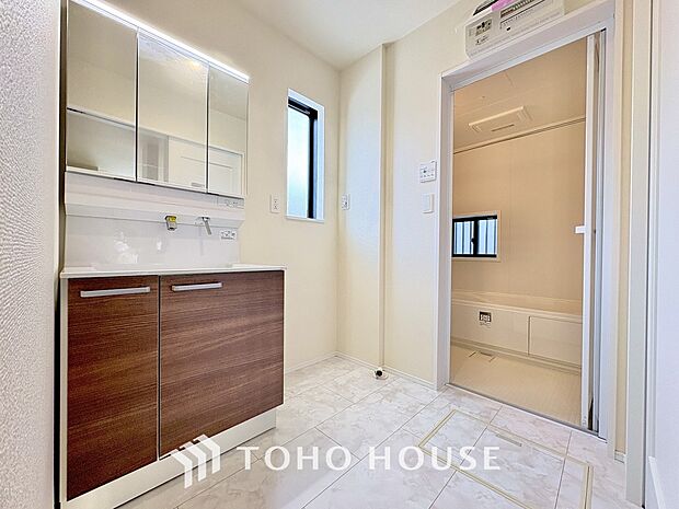 お家の中でも特にプライベートスペースとなる洗面所は、洗濯場所と浴室を同じ空間でまとめております。