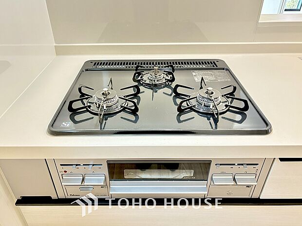 見た目に美しくインテリア性にも優れお掃除も簡単。3口コンロで忙しくても同時に調理で便利ですね。