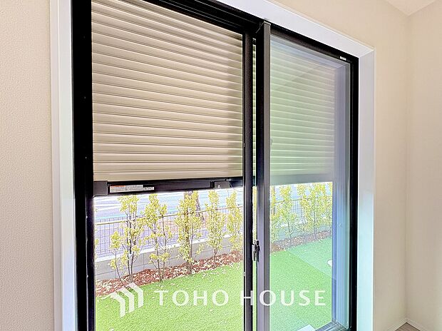 戸建にも防犯機能のシャッターを完備しております。寒い冬でも中からの開閉が可能です。