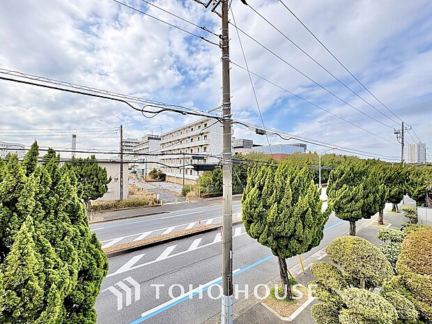 星空が地上に映りこむかのような夜景のきらめきまで、この街ならではの美しい風景の物語が室内に展開。