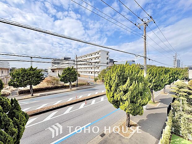 その豊かな眺望にふさわしい空間には、通風 採光にも優れ、心地よい光と風があふれています。