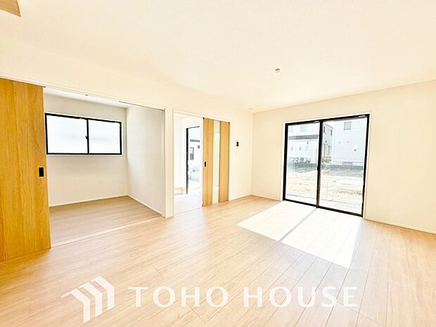 リビングも広く設け、訪れる人々を暖かく迎えてくれます。