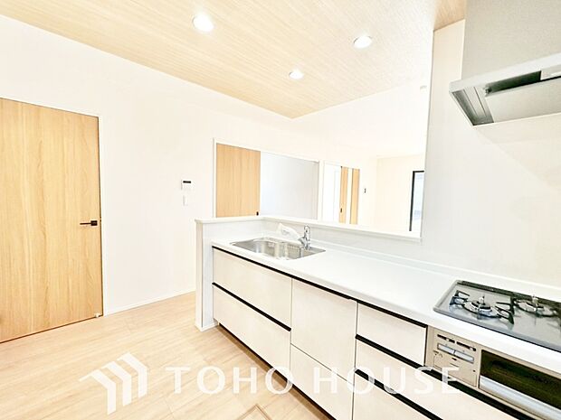 夫婦そろってキッチンに立っても調理がしやすく余裕の広さ。家事をしながら会話も弾みます。