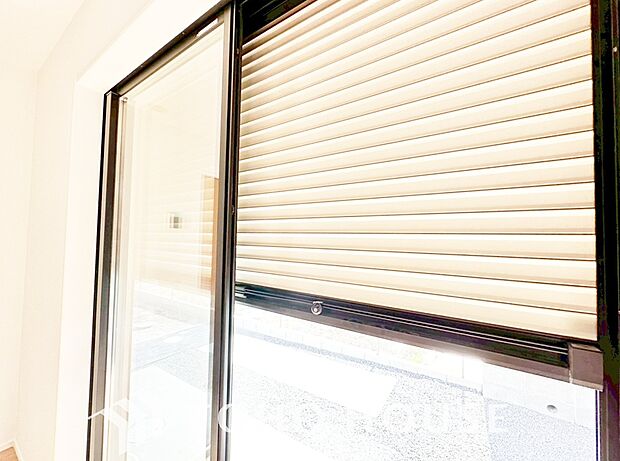 防犯機能のシャッターを完備しております。寒い冬でも中から開閉が可能ですのでラクラク便利。