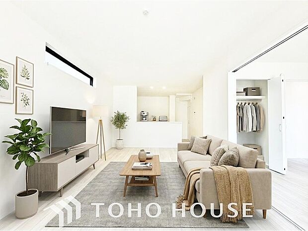 毎日の暮らしに癒しをもたらす居心地の良いリビングです。家具・家電はCGです。