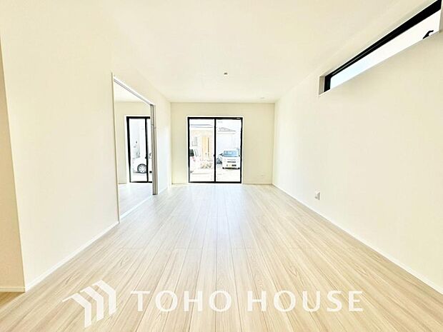 リビングも広く設け、訪れる人々を暖かく迎えてくれます。