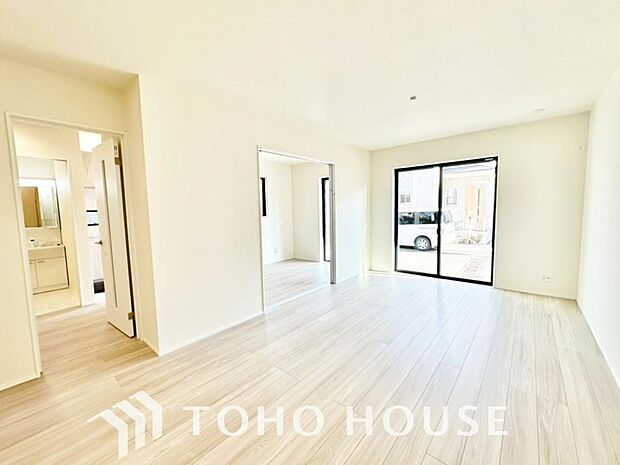 光が注がれる青い空から鮮やかに赤色にゆっくりと染まる。そんな優しい時間がここでは流れてゆく。