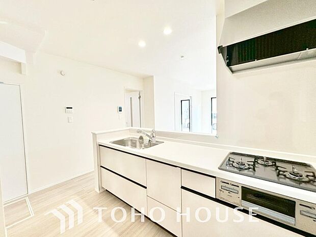 キッチンの収納は、デッドスペースになりやすい箇所を有効活用できる、スライド式収納を採用しました。