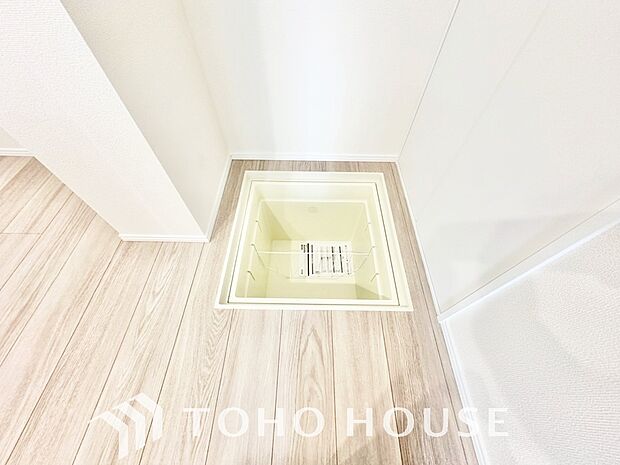 キッチン下部に設けた床下収納。缶詰のストックや非常食、梅酒や味噌などの保存食入れとして利用可です。