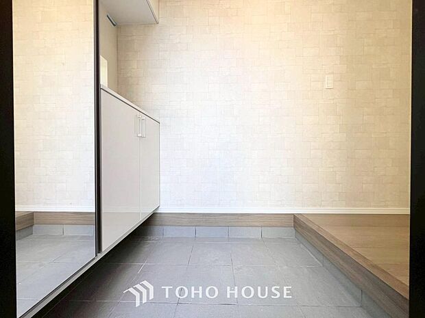 ゲストを招き、家族を迎える玄関は、ディスプレイや照明にこだわってみてはいかがでしょうか。