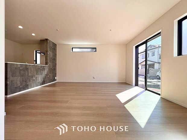 光と風があふれる開放的なリビングダイニングには自然と家族みんなが集まってきます。