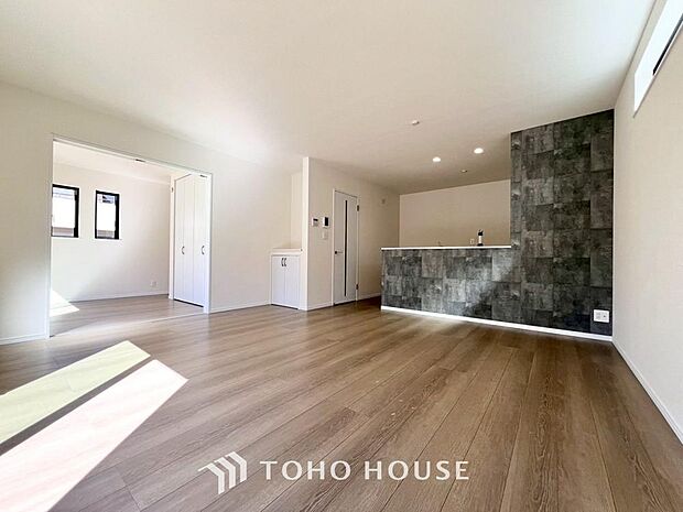 光が注がれる青い空から鮮やかに赤色にゆっくりと染まる。そんな優しい時間がここでは流れてゆく。