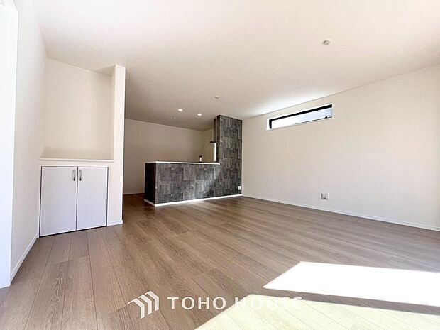 リビングも広く設け、訪れる人々を暖かく迎えてくれます。