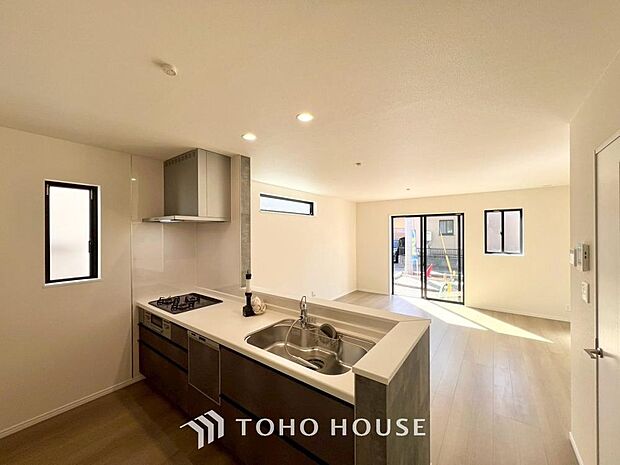 ご家族みんなで調理ができる位のスペースを実現したキッチン空間となっております。