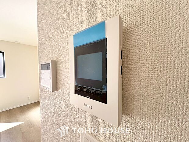 誰が来てもわかる様にモニター付きインターホンを設置。家事導線を考慮した個所に設置し、防犯性と利便性に優れ快適と安らぎを合わせた優しい設計。