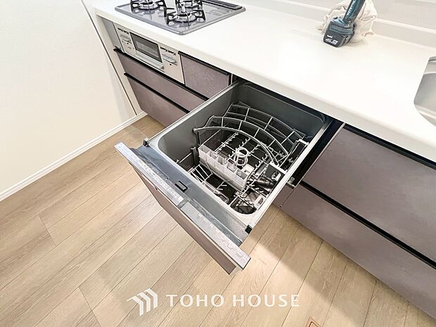 ビルトイン食器洗浄乾燥機付きのシステムキッチン。毎日の家事負担を軽減する嬉しい設備です。