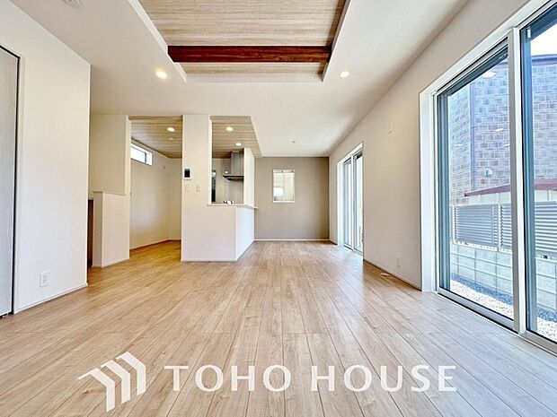 心温まるくつろぎを楽しめるリビングは、静かで落ち着いた癒しの空間となり、家族とゆったり過ごせます。