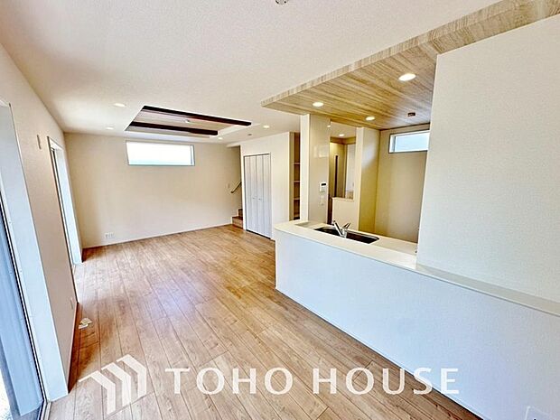 爽やかな通風と採光を存分に感じる事が出来る空間。毎日の暮らしに癒しをもたらす居心地の良いリビング。