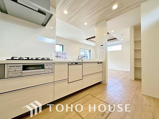 美しく使いやすいキッチン空間。優しい温もりを醸し出すキッチンは料理の為の配慮を随所に注ぎました。