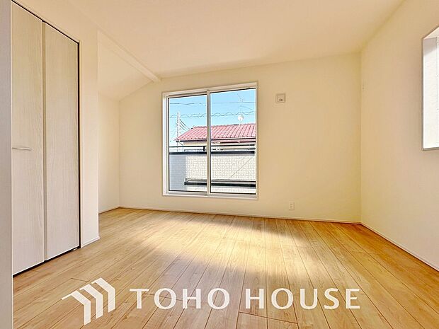 清潔感あるホワイトの壁紙と温もり溢れるカラーの床材が見事に調和した本邸宅。