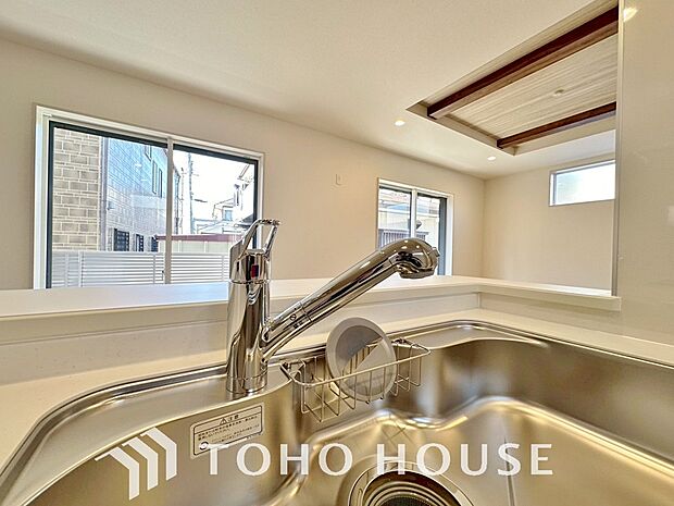 浄水器。ボタンひとつで浄水と原水に切り替えられる浄水器一体型水栓を使用。