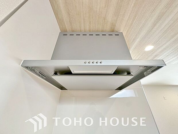 調理中の煙や臭いを効率的に排出し、キッチン空間を清潔に保ちます。