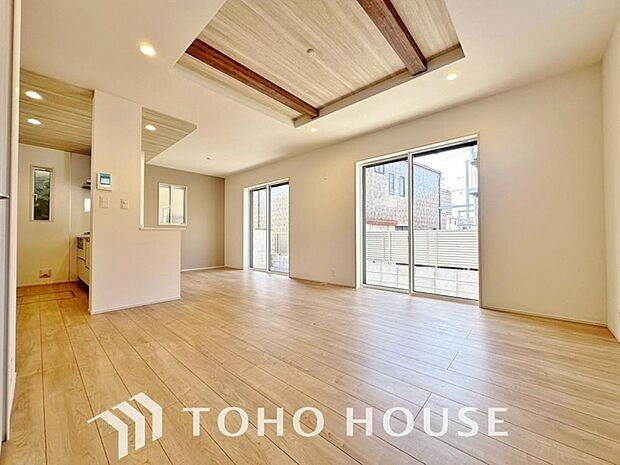 明るく穏やかな空気の中で飲んだり、食べたり、笑ったり。一日の中で多くの時間を過すことになるリビング。