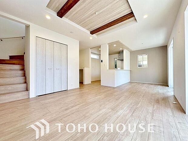 通風と採光を考慮したリビングは地域の鼓動を感じながらお寛ぎ頂くことが可能です。