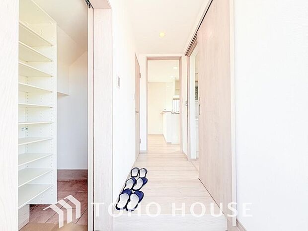 人を迎え入れる最初の場所だからこそ、清潔感がある空間にして頂ける様シューズボックスを設置しました。