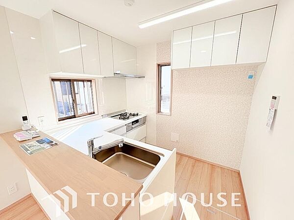 夫婦そろってキッチンに立っても調理がしやすく余裕の広さ。家事をしながら会話も弾みます。
