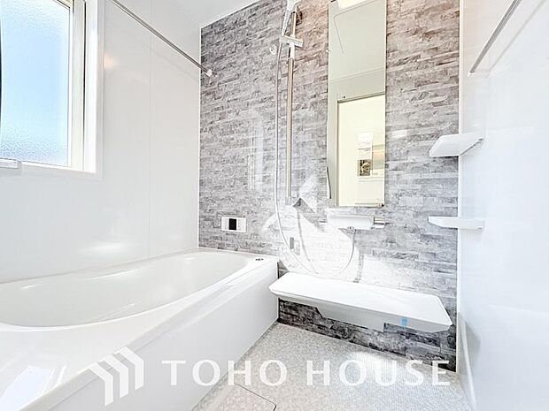 一日の疲れを癒すための心地よいバスタイムを演出する浴室はゆとりあるサイズを採用。