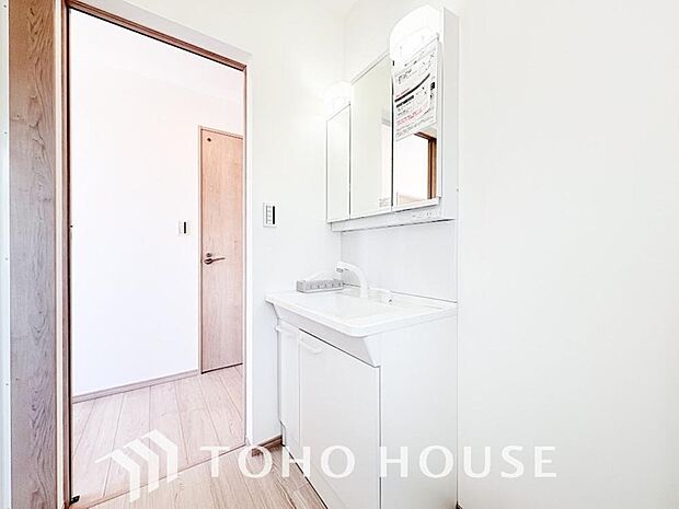 身だしなみのチェックがしやすい大きな鏡、下には収納がたっぷり。スッキリとした空間を演出いたします。