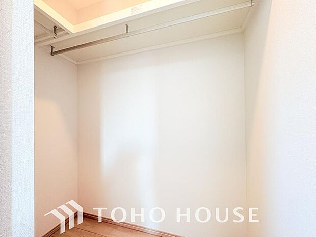 建物内部の収納には拘りました。共有部分に設けた収納。お荷物が多い方にも安心です。