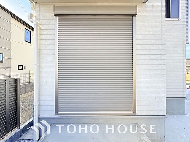 戸建にも防犯機能のシャッターを完備しております。寒い冬でも中から開閉がラクラクな所も便利です。