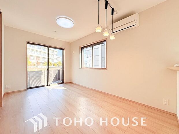 リビングも広く設け、訪れる人々を暖かく迎えてくれます。