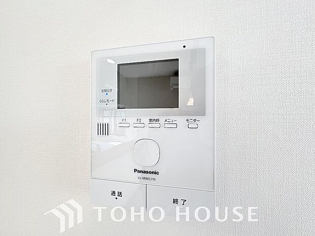 誰が来てもわかる様にモニター付きインターホンを設置。家事導線を考慮した個所に設置し、防犯性と利便性に優れ快適と安らぎを合わせた優しい設計。